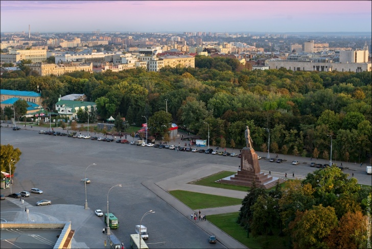 Памятник Ленину в Харькове на площади Свободы