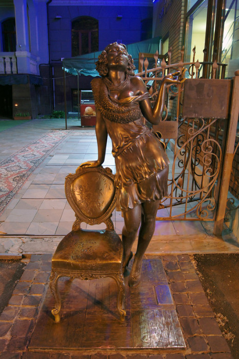 Памятник Эллочке 12 стульев Харьков