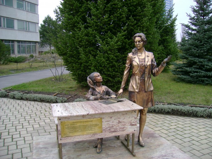 Памятник первой учительнице в Харькове