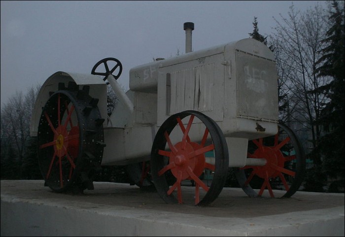 Памятник первому трактору Харьков