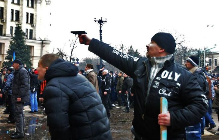 пророссийские боевики в Харькове пистолет в руках