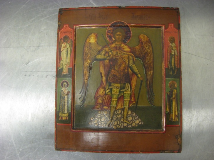 Икона Святого Архангела Михаила изображенная на дереве (26,5см на 31,0см);