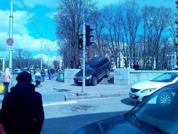 Припаркованный автомобиль на ступеньках в сквер Победы, возле Зеркальной струи. Фото: Анатолий Дмитриев.