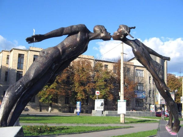 Памятник влюбленным Харьков