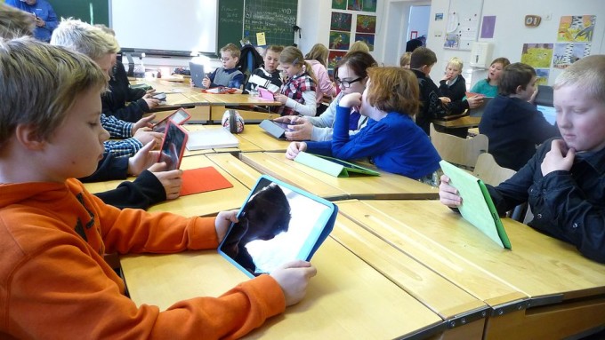 Дети на уроке используют планшеты. Школа Tottijärven.