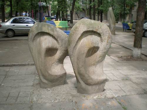 Памятник ушам, Харьков