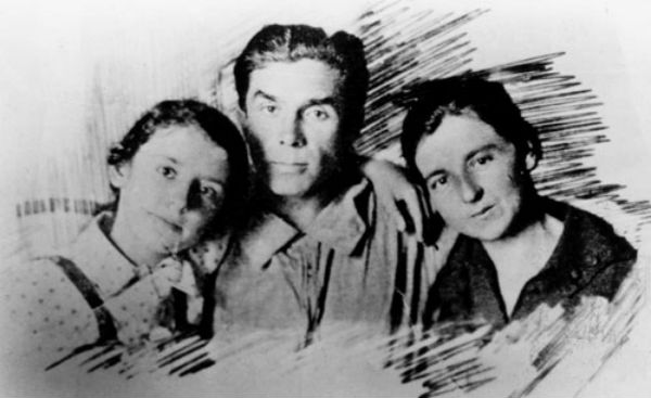 Николай Хвылевой с женой и дочерью