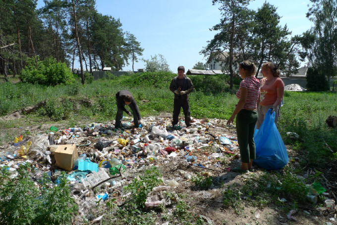 Волонтеры убирают мусор в селе Терновая Харьковской области.