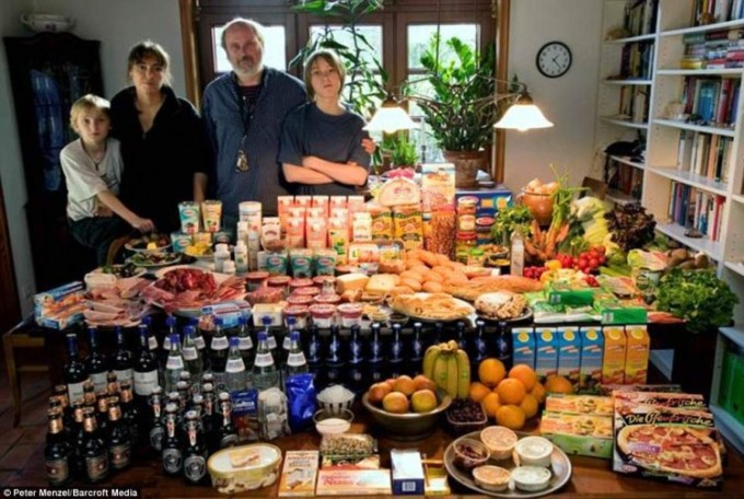 Германия: Среднестатистическая семья из Меландер Баргтехейде, также является рекордсменом покупок, тратя 320 фунтов еженедельно.  Фото: Питер Менцель.