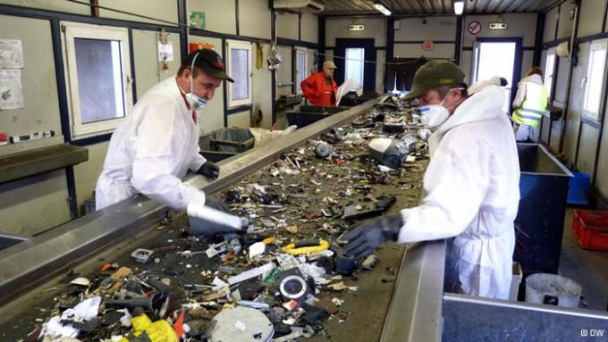 Сортировка мусора на перерабатывающем заводе Германии