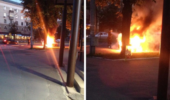 Очевидцы засняли пожарных в момент тушения горящего кабриолета. Фото из соцсети.