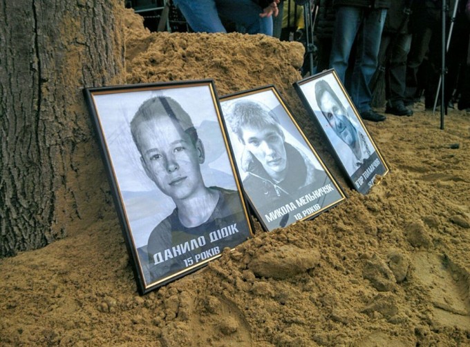 Портреты погибших во время теракта. Фото: IT Sector.