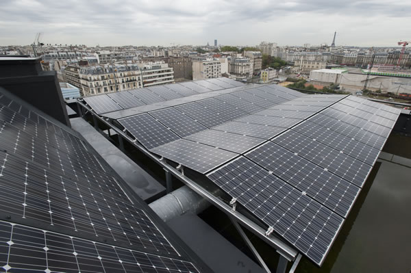 В парижском квартале Клиши-Батиньоль компания "Solarvip" установила на крышах домов фотогальванические батареи. Городские власти намерены оборудовать парижские здания в общей сложности 200 000 квадратных метров солнечных батарей. Фото: parismamanetmoi.com