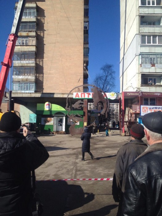 Демонтаж профиля Ленина в городе Первомайский. Фото: Игорь Малов/vk.com/h_kharkov