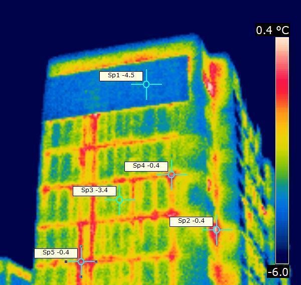 Инфракрасная, или тепловая, съемка панельного жилого дома, на которой показана разница между температурой участков стен без утепления и утепленной стены. На ней видно, как тепло из квартир выходит через стены без утепления. Фото: i.io.ua