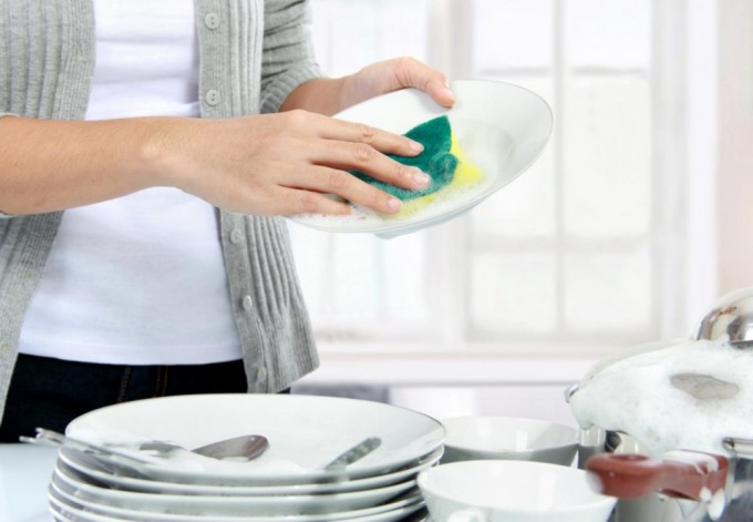 Мытье посуды в наполненной раковине гораздо экономнее, чем под проточной водой. Фото: cdn.newadnetwork.com