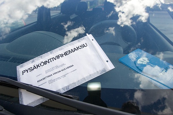 Правительство Финляндии приняло решение о повышении штрафов за неправильную парковку, чтобы успешно бороться с русскими водителями, которые постоянно нарушают правила парковки. Украине не мешало бы последовать финскому примеру, но для борьбы со своими автохамами. Фото: eurotourmagazine.ru