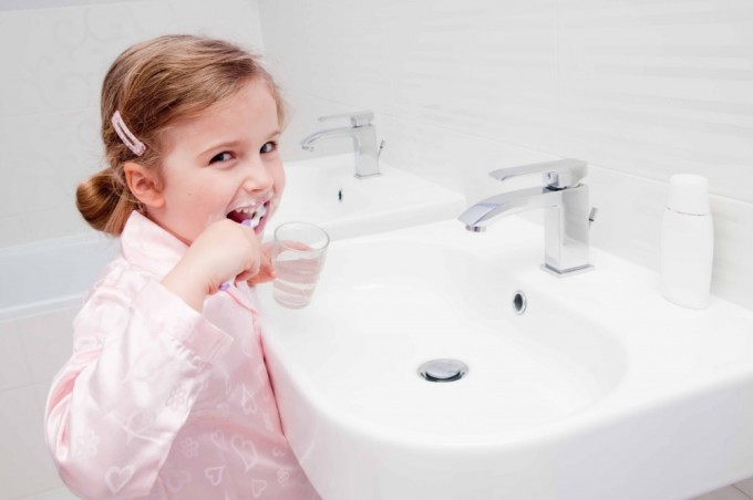 Закрывайте воду во время чистки зубов или бритья. Фото: lh4.googleusercontent.com