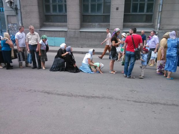 "А вот, ребенка духовно заставляют становиться на колени во время "крестного хода". Фото: IT Sector Харьков