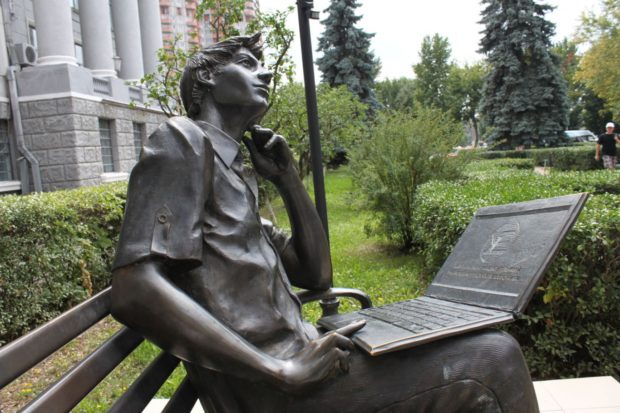 Памятник студенту-программисту возле ХНУРЭ