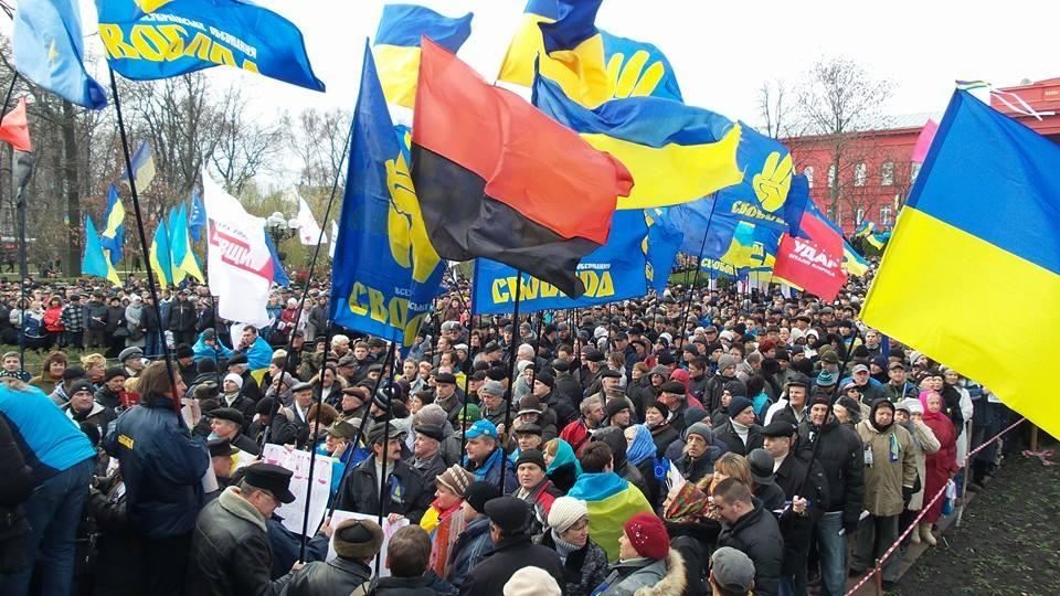 В Харькове на Евромайдане рассказали что значит красно-черный флаг?
