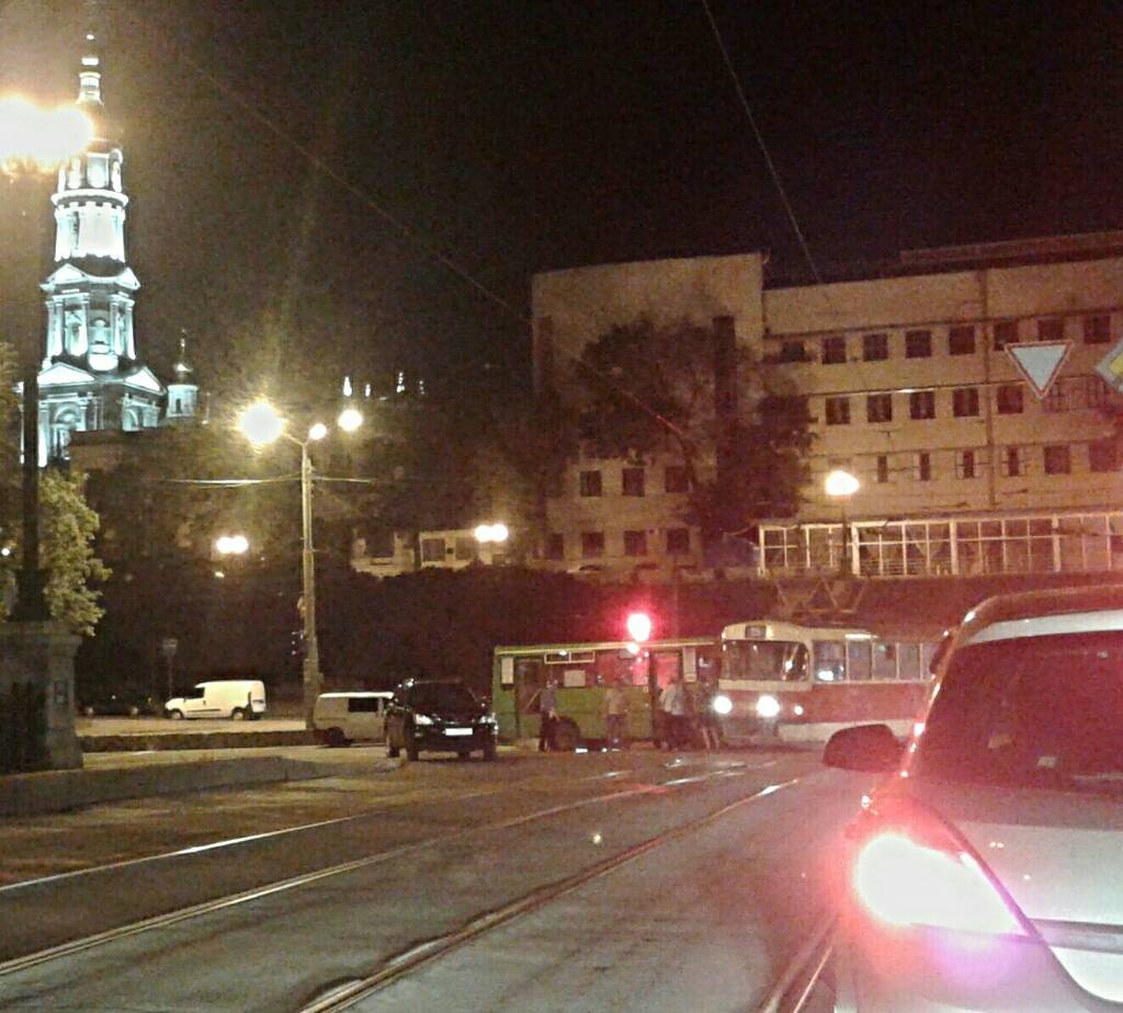 В центре Харькова столкнулись трамвай и маршрутка, есть пострадавшие