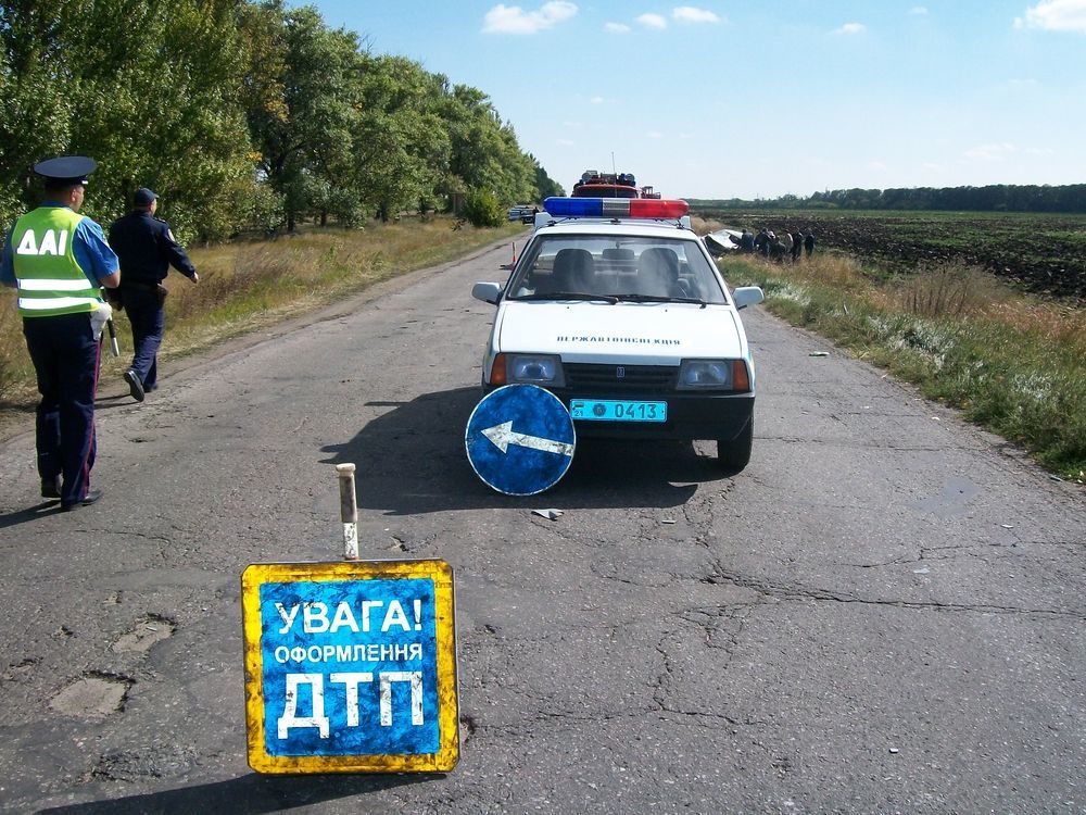 В Харькове на окружной украинские военные врезались в фуру с мясом (ВИДЕО)