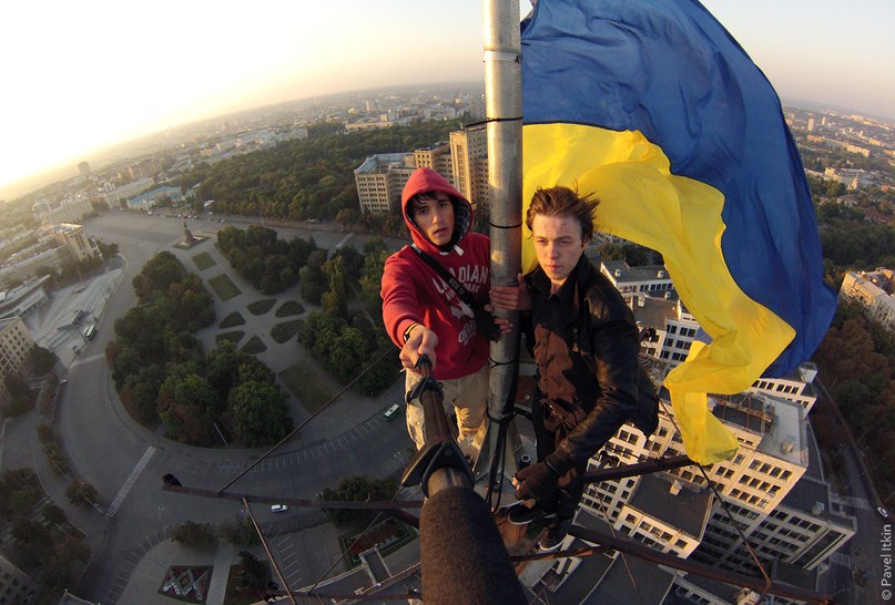 В Харькове продолжают снимать украинские флаги (ФОТО)