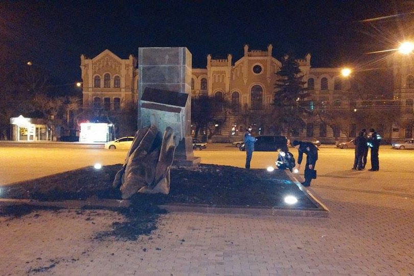 снос памятников