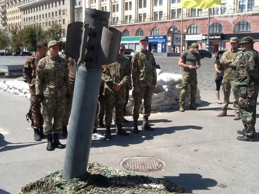 В центре Харькова расположили снаряд от “Смерча”