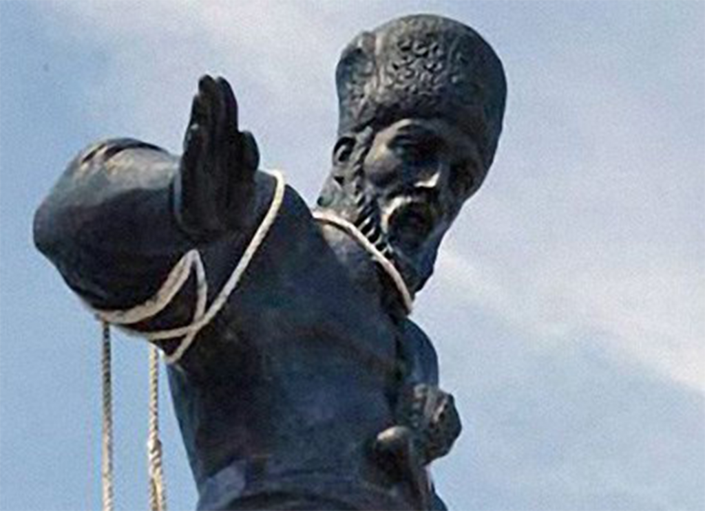 Памятник Сагайдачному установили на набережной Харькова (фото)