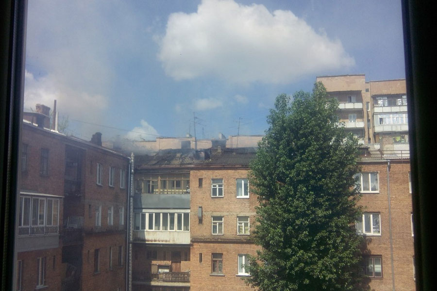 В центре Харькова охвачен огнем жилой дом