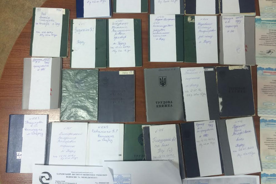 Трудовые книжки, дипломы и бланки «ДНР»: харьковчанку задержали с необычным багажом