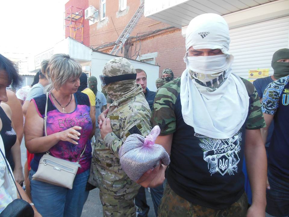 «Картина маком»: харьковские активисты продолжают войну против наркоточек (фото/видео)