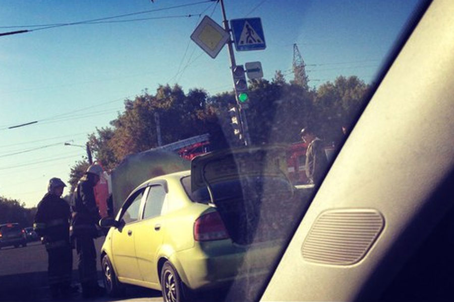 В Харькове возле метро «Киевская» вспыхнул автомобиль