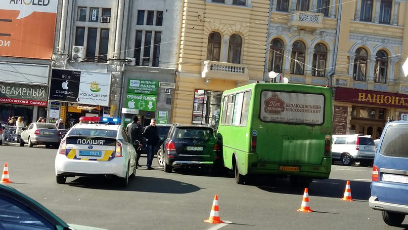 В Харькове на «Советской» не разминулись маршрутка и иномарка (фото/видео)