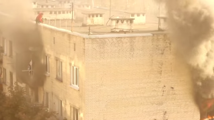 Харьковчанин спас ребенка во время пожара в Солоницевке (видео)