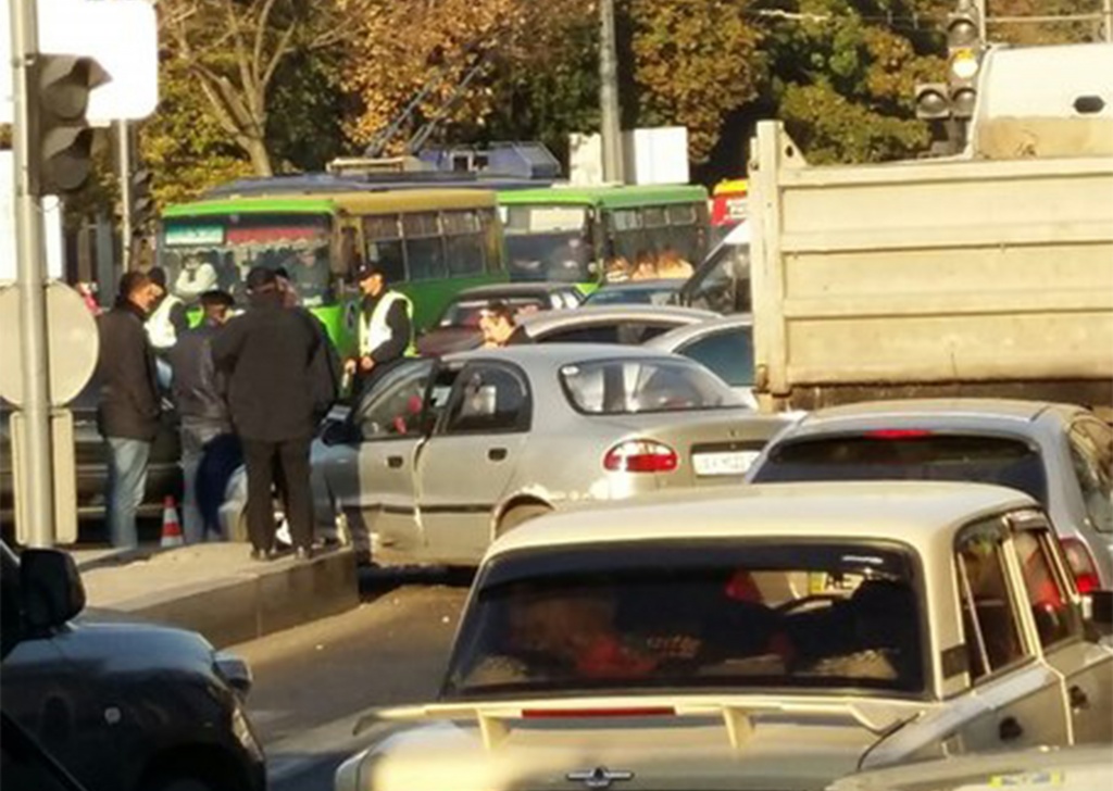 В Харькове движение по проспекту Гагарина было парализовано из-за ДТП (фото)