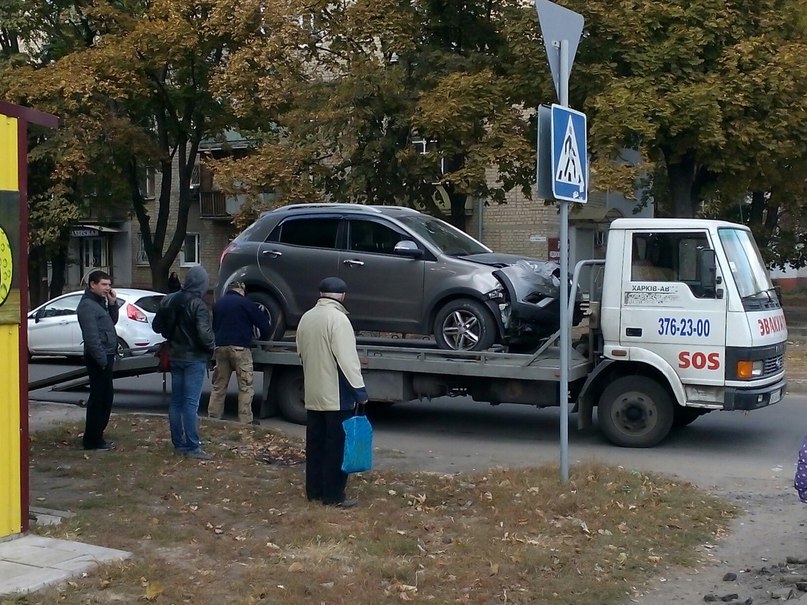 В Харькове джип протаранил водовоз (фото)