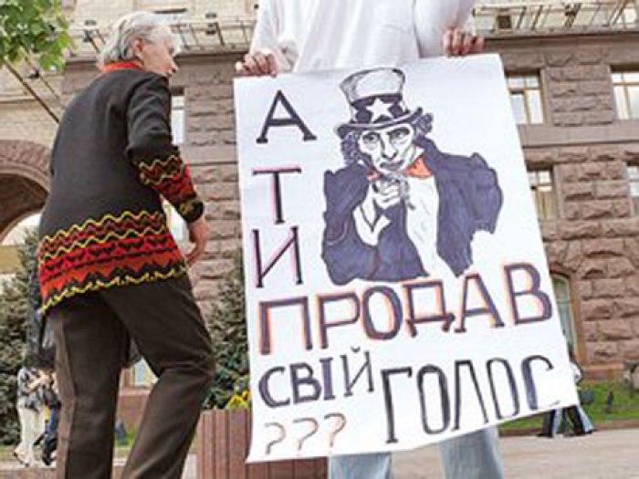 В Харьковской области партия «Новые лица» подкупает избирателей прямо возле участков