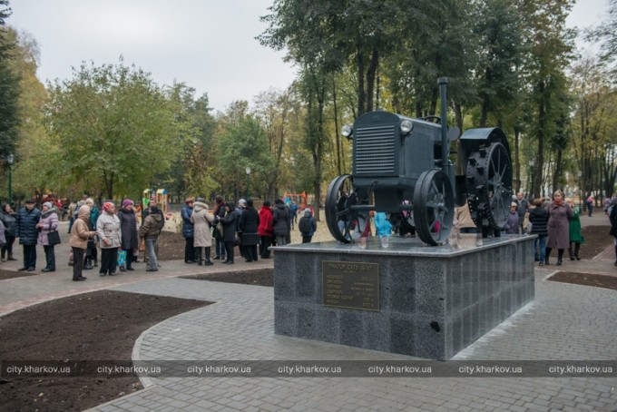 Вандалы повредили памятник возле Харьковского тракторного завода