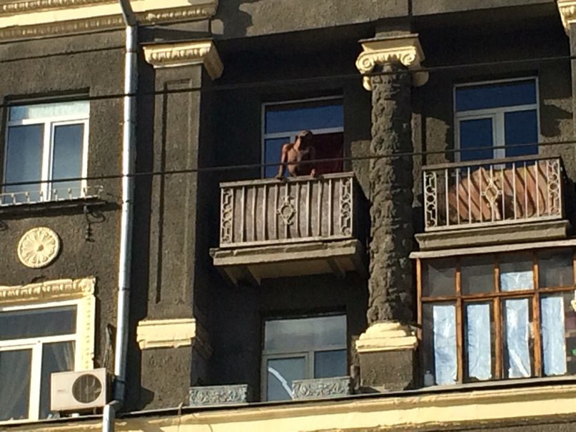 В Харькове иностранец устроил “кислотное стрип-шоу” на балконе (фото/видео)