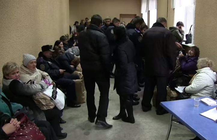 Бюрократическая безысходность Харьковского горизбиркома: очереди, давка и скандалы