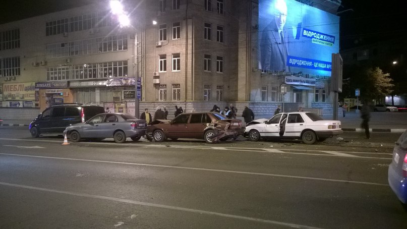 В Харькове «паровозиком» столкнулось пять иномарок: есть пострадавшие (фото/видео)