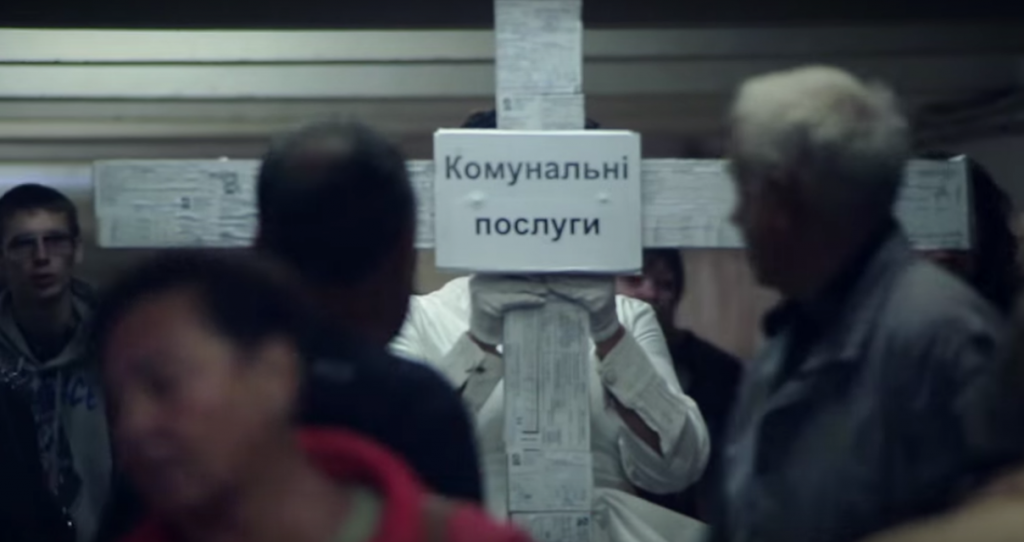 Перфоманс в Харьковском метро: “коммунальные услуги” – это наш крест (видео)