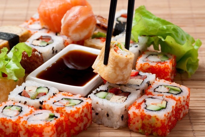 Вкусная еда на столе или преимущества доставки суши и роллов на дом