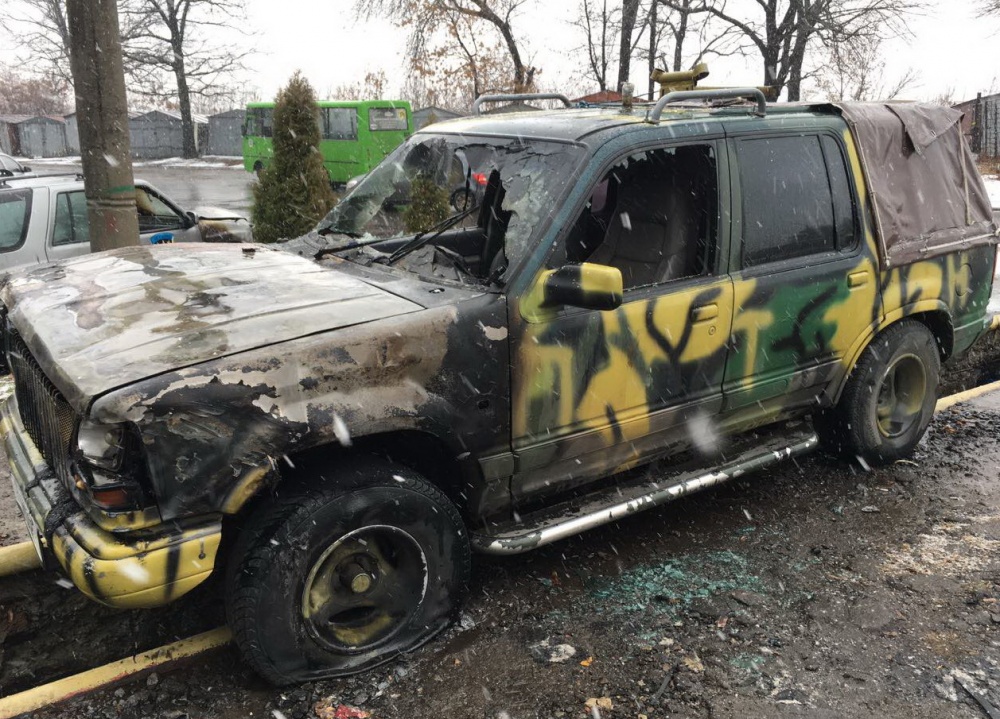 В Московском районе Харькова подожгли три внедорожника (фото)