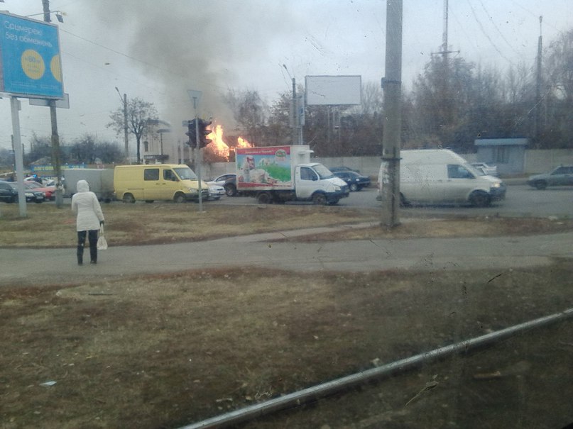 В Харькове неподалеку от Сабуровой дачи загорелся жилой дом (фото)