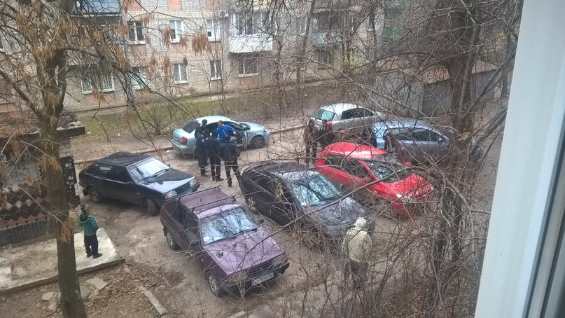 В Харькове неизвестные разбили стекла в припаркованных во дворе иномарках
