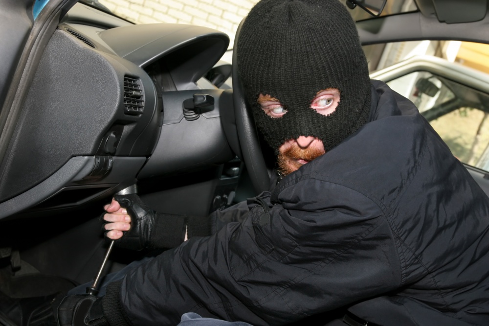 В Харькове возле одного из ТРЦ неизвестные ограбили авто с ребенком внутри